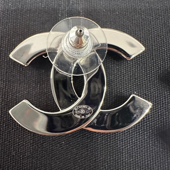 CHANEL 25C Large silver CC stud earrings - Picture 5 of 7